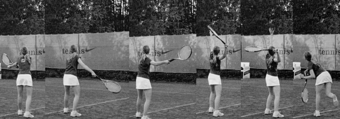 Tennisspielerin bei einem Schlag auf dem Platz